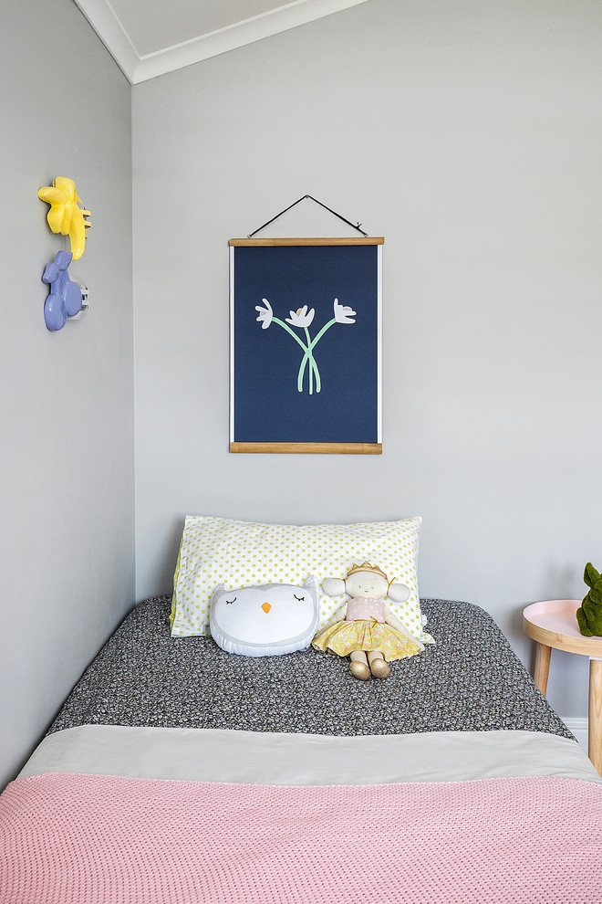 Bild på ett stort funkis flickrum kombinerat med sovrum och för 4-10-åringar, med grå väggar och ljust trägolv
