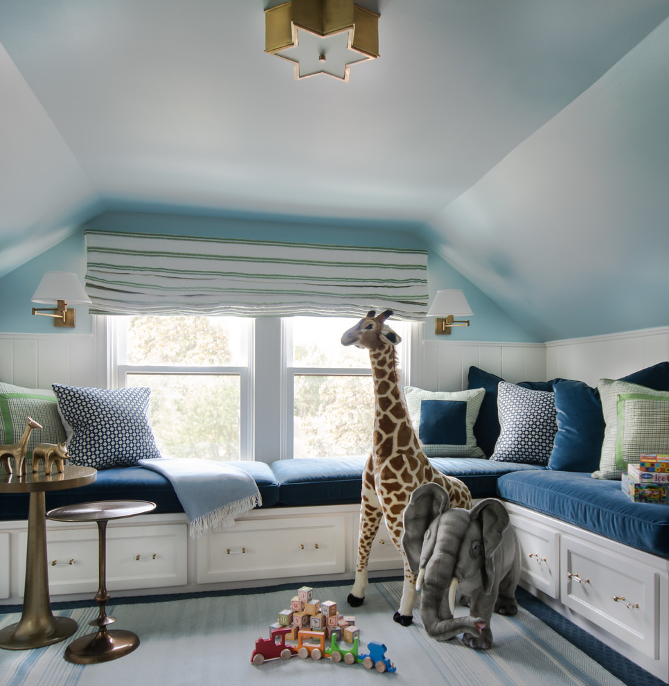 Immagine di una cameretta per bambini da 1 a 3 anni tradizionale di medie dimensioni con pareti blu e moquette