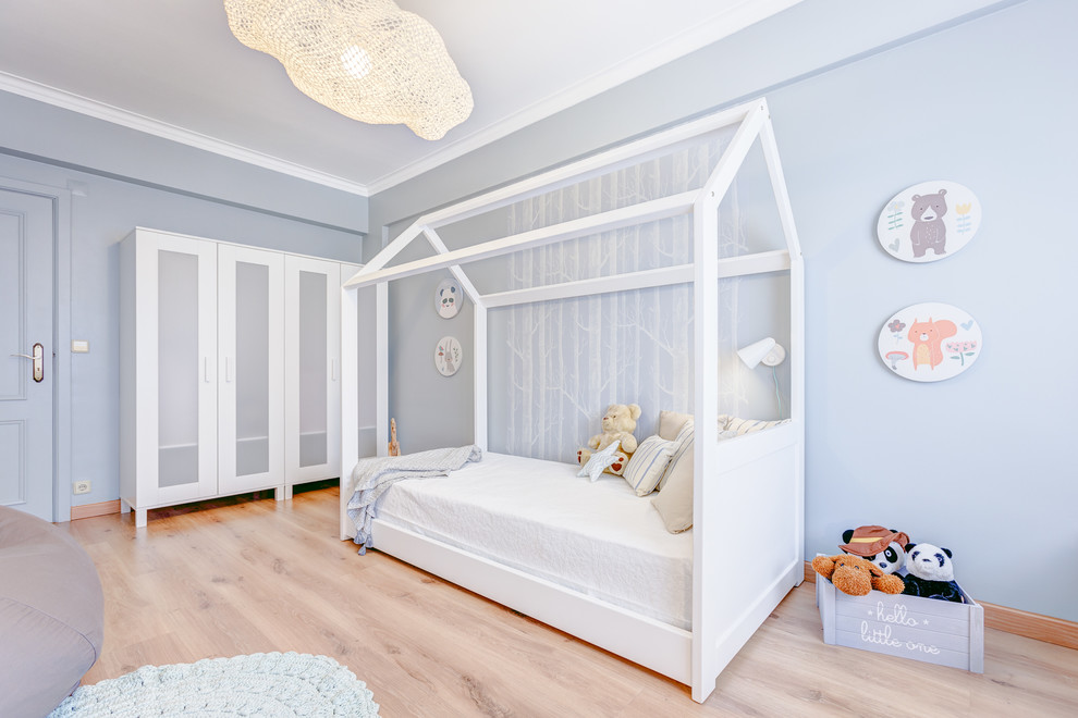 Neutrales Nordisches Kinderzimmer mit Schlafplatz, blauer Wandfarbe, hellem Holzboden und beigem Boden in Sonstige