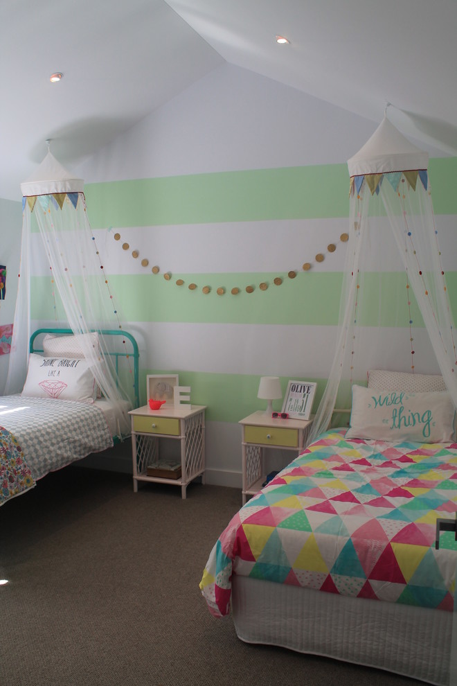 Foto di una cameretta per bambini da 4 a 10 anni eclettica di medie dimensioni con moquette e pareti multicolore