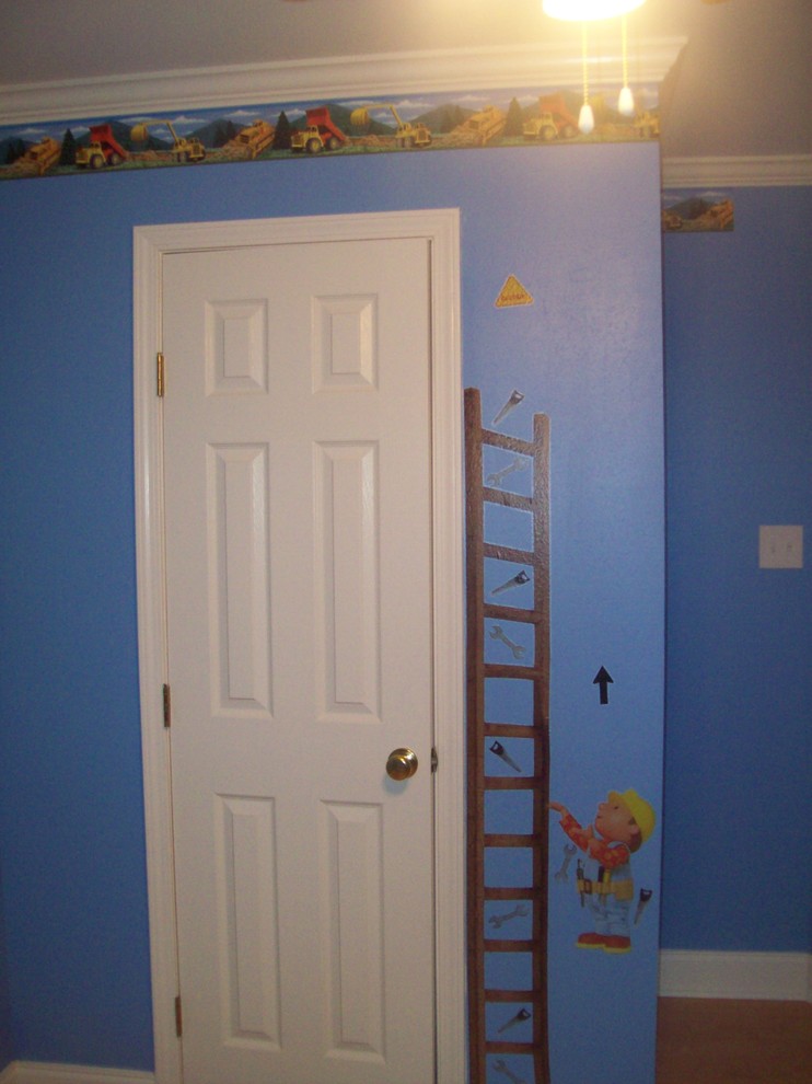 Cette photo montre une chambre d'enfant chic.