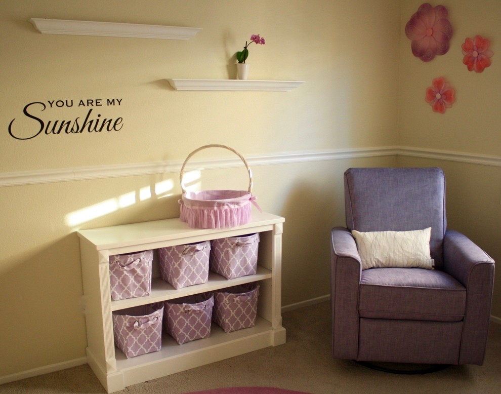 Immagine di una cameretta per bambini da 1 a 3 anni classica di medie dimensioni con pareti beige, moquette e pavimento marrone