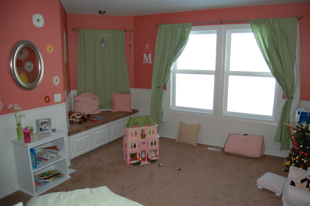 Пример оригинального дизайна: детская в стиле неоклассика (современная классика) с спальным местом, розовыми стенами, ковровым покрытием и бежевым полом для ребенка от 4 до 10 лет, девочки