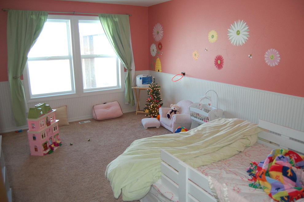 Imagen de dormitorio infantil de 4 a 10 años tradicional renovado con paredes rosas, moqueta y suelo beige