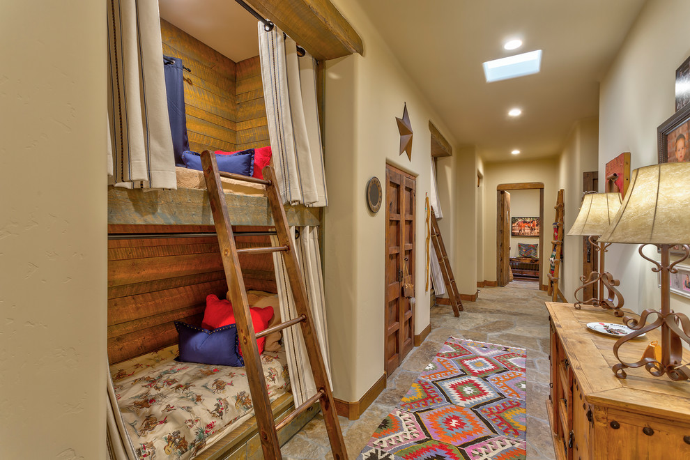 Exemple d'une grande chambre d'enfant de 4 à 10 ans sud-ouest américain avec un mur beige, un sol en ardoise et un sol multicolore.
