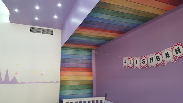 Exempel på ett mellanstort modernt flickrum för 4-10-åringar, med lila väggar, klinkergolv i keramik och brunt golv