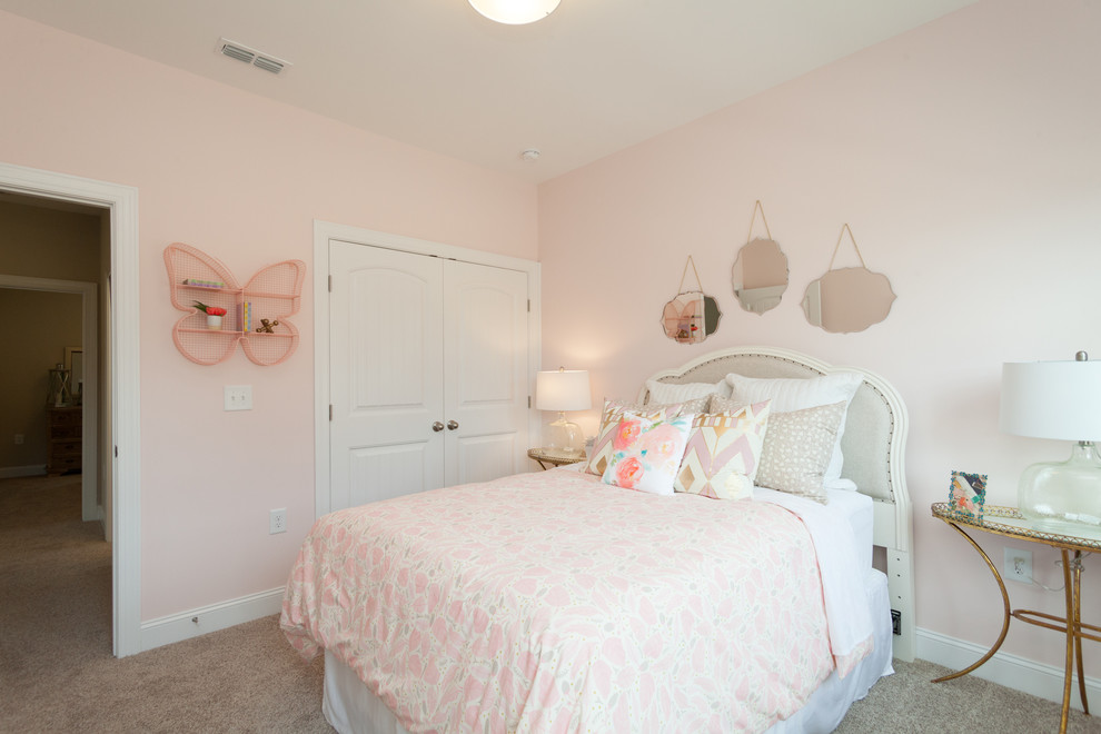 Cette photo montre une chambre d'enfant de 4 à 10 ans romantique de taille moyenne avec un mur rose et moquette.