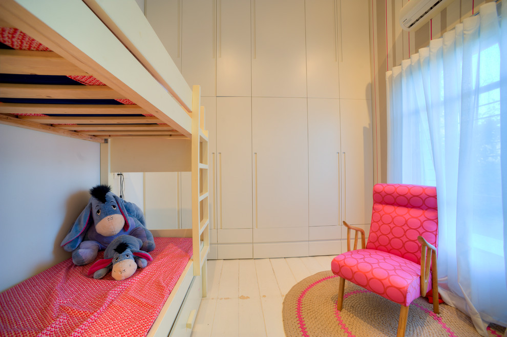 Diseño de dormitorio infantil de 1 a 3 años contemporáneo con suelo de madera pintada y paredes multicolor