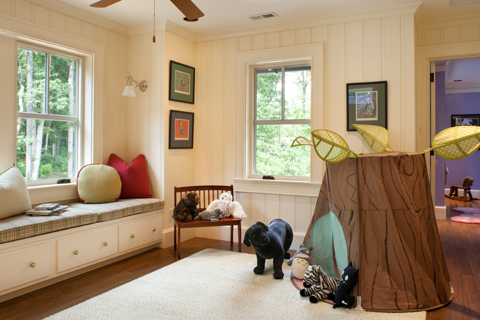 Immagine di una cameretta per bambini da 1 a 3 anni tradizionale con pareti beige e parquet scuro