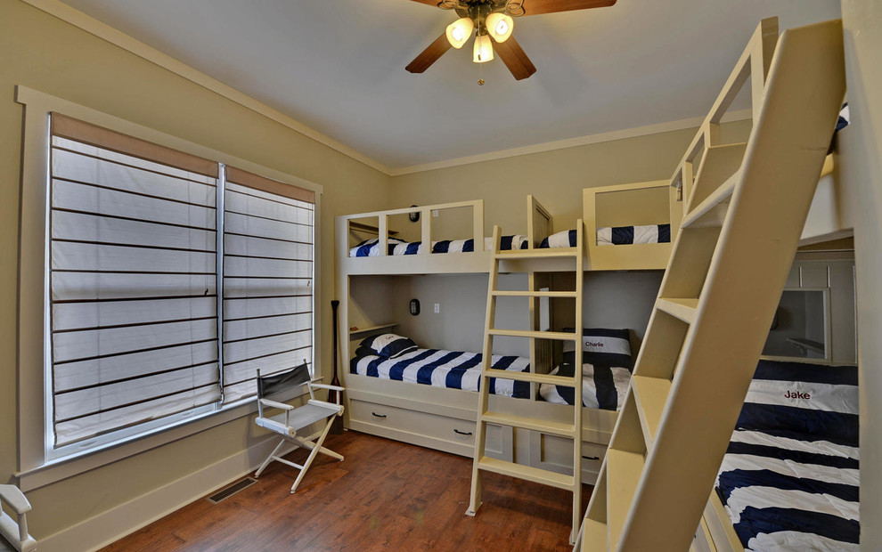 Ejemplo de dormitorio infantil de estilo americano de tamaño medio con paredes beige, suelo de madera en tonos medios y suelo marrón