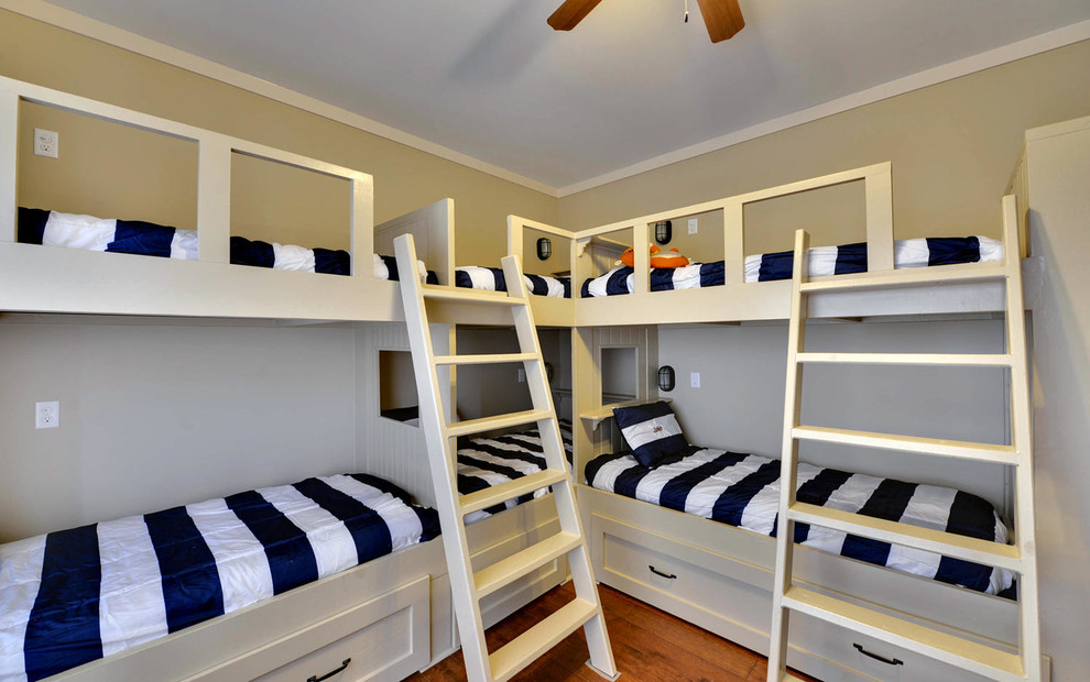 На фото: нейтральная детская среднего размера в стиле кантри с спальным местом, бежевыми стенами, паркетным полом среднего тона и коричневым полом для подростка с