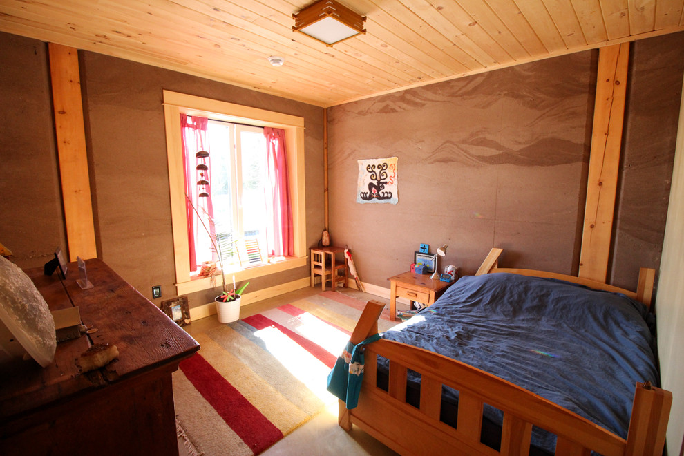 Bild på ett mellanstort amerikanskt pojkrum kombinerat med sovrum och för 4-10-åringar, med bruna väggar och betonggolv
