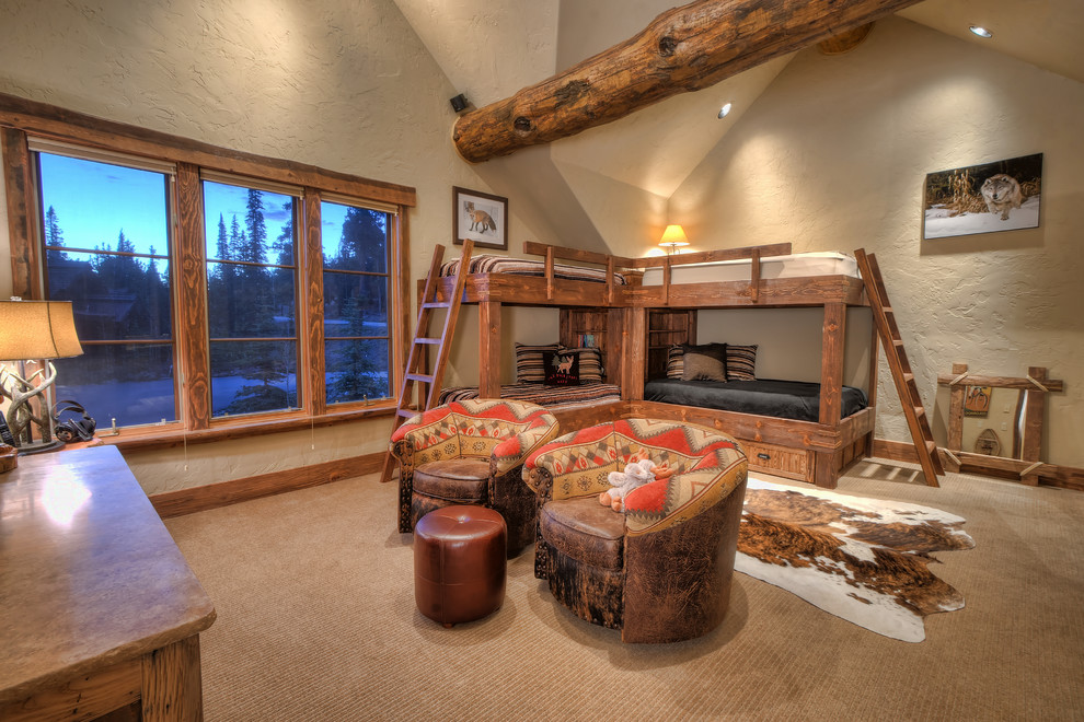 Exemple d'une chambre d'enfant de 4 à 10 ans montagne avec un mur beige, moquette et un lit superposé.