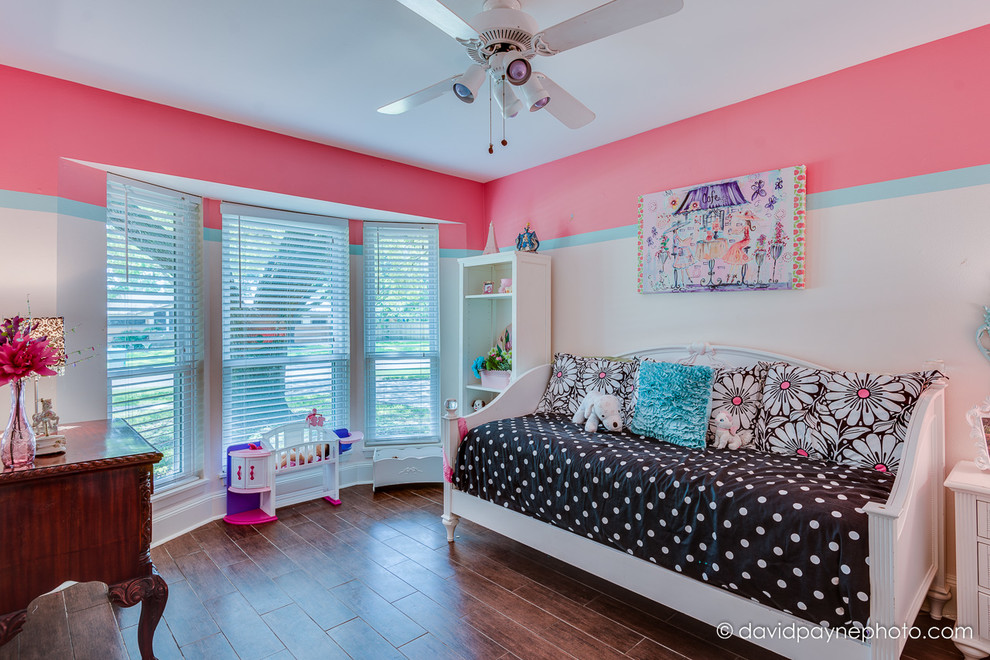 Foto de dormitorio infantil de 4 a 10 años clásico de tamaño medio con suelo de baldosas de cerámica y paredes multicolor
