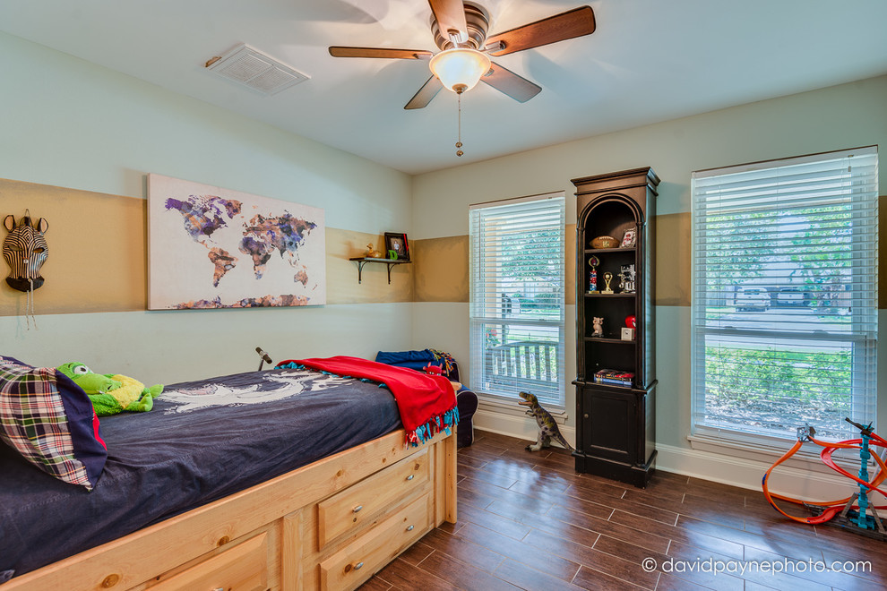 Ejemplo de dormitorio infantil de 4 a 10 años clásico de tamaño medio con paredes azules y suelo de baldosas de cerámica