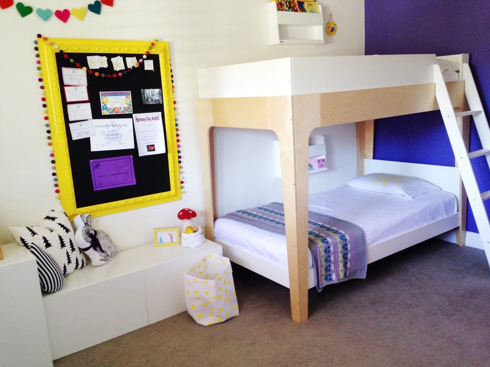 Immagine di una cameretta per bambini da 4 a 10 anni moderna di medie dimensioni con pareti bianche e moquette