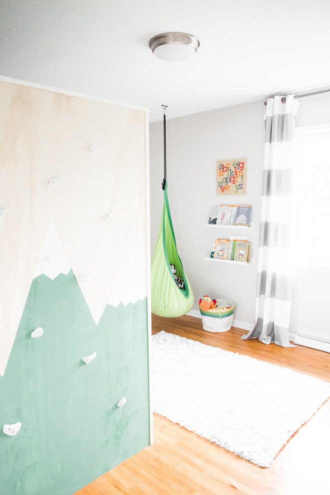 Idéer för ett mellanstort lantligt pojkrum kombinerat med sovrum och för 4-10-åringar, med brunt golv, grå väggar och mellanmörkt trägolv
