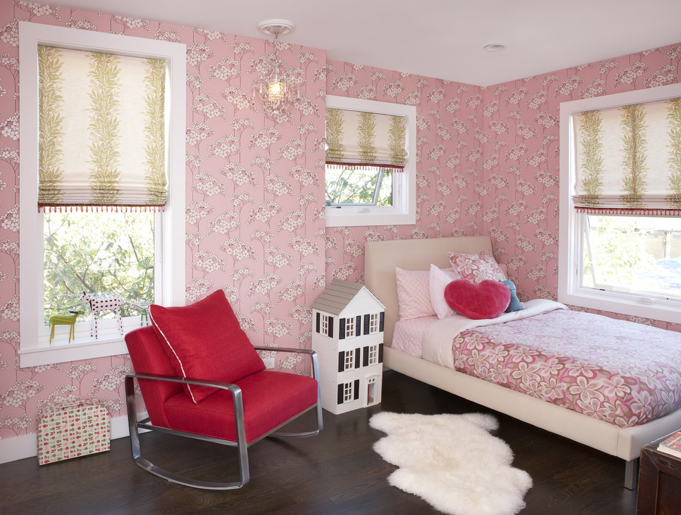 Foto på ett vintage flickrum kombinerat med sovrum och för 4-10-åringar, med mörkt trägolv och flerfärgade väggar