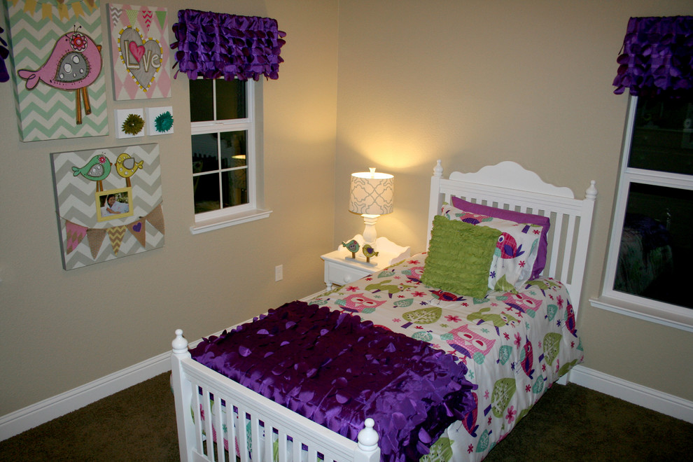 Klassisk inredning av ett flickrum kombinerat med sovrum och för 4-10-åringar, med heltäckningsmatta och beige väggar