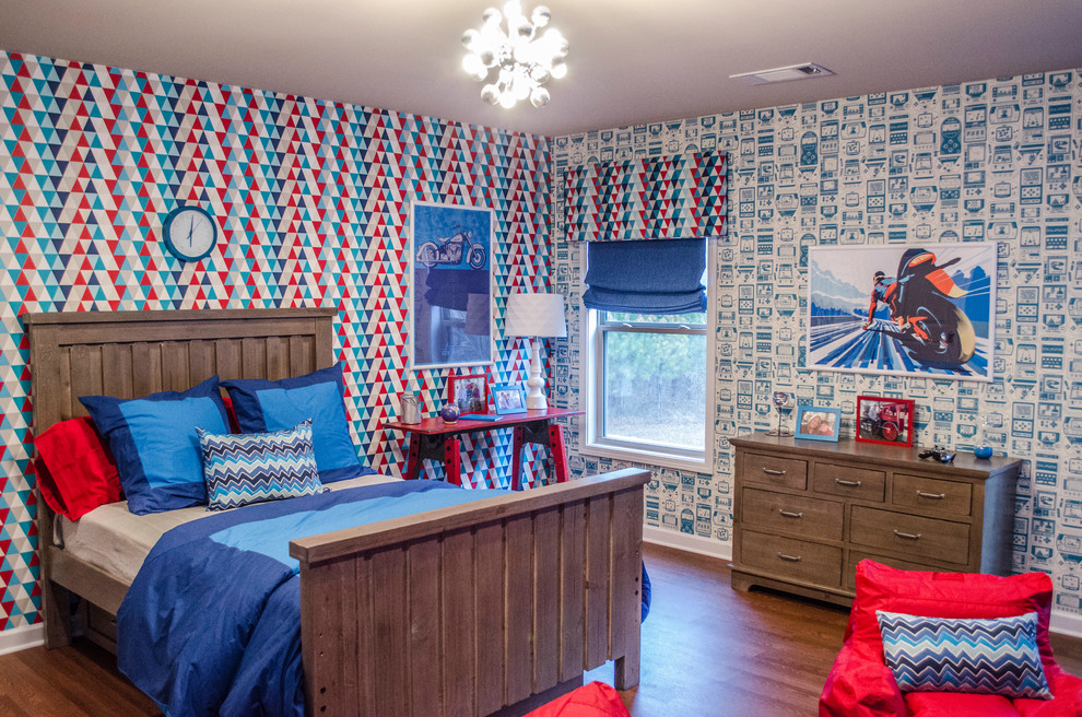 Foto de dormitorio infantil clásico renovado de tamaño medio con paredes multicolor, suelo de madera en tonos medios y suelo marrón