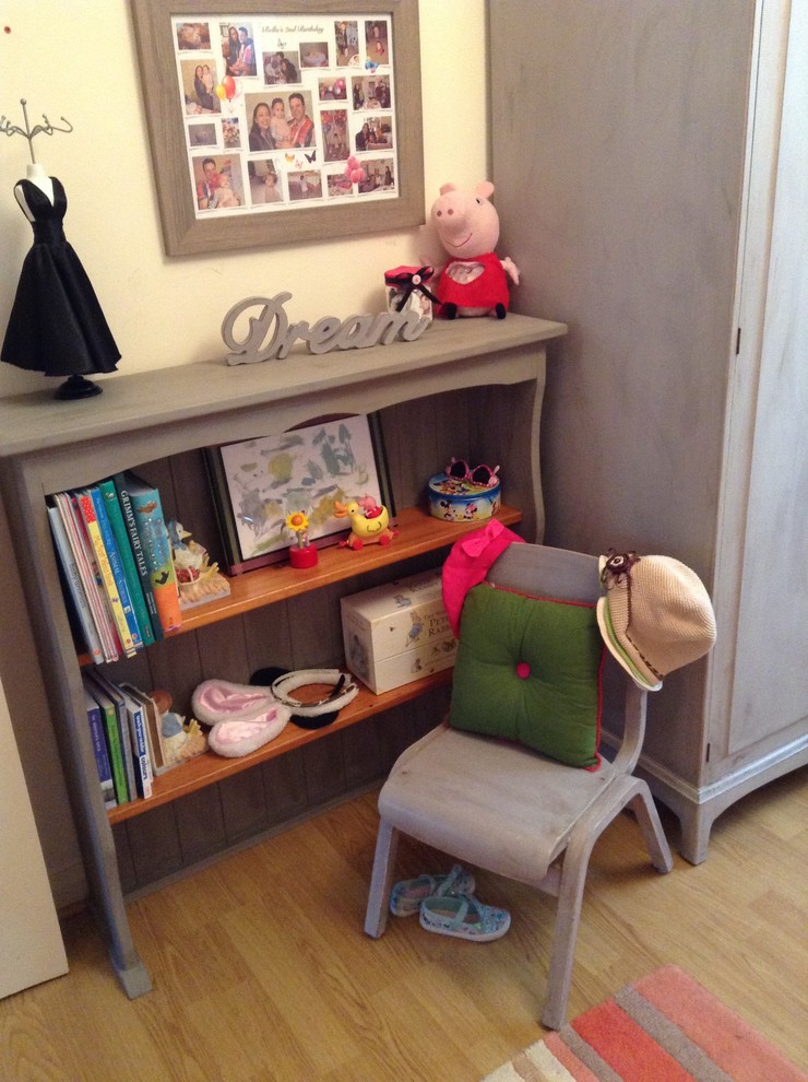 Immagine di una piccola cameretta per bambini da 1 a 3 anni stile shabby con pareti beige e parquet chiaro