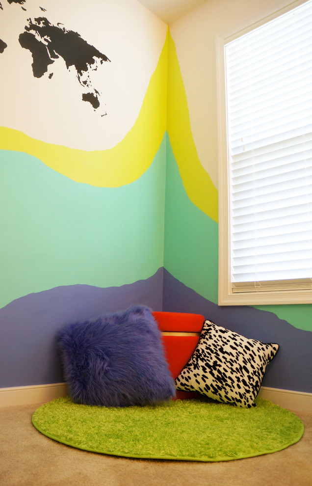 Пример оригинального дизайна: детская среднего размера в современном стиле с спальным местом и разноцветными стенами для ребенка от 4 до 10 лет, девочки