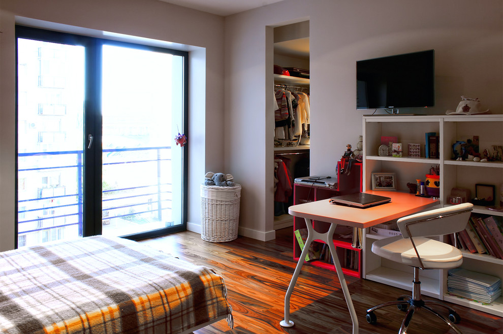 Kleines Modernes Mädchenzimmer mit braunem Holzboden, Arbeitsecke, grauer Wandfarbe und rotem Boden in Sonstige