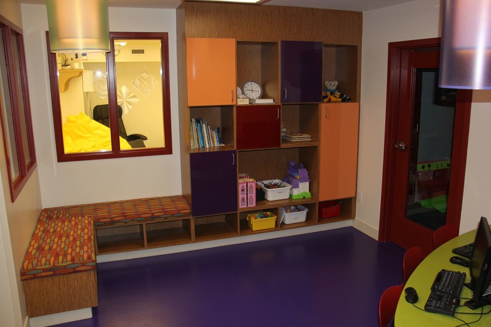 Immagine di una grande cameretta per bambini contemporanea con pareti bianche e pavimento viola