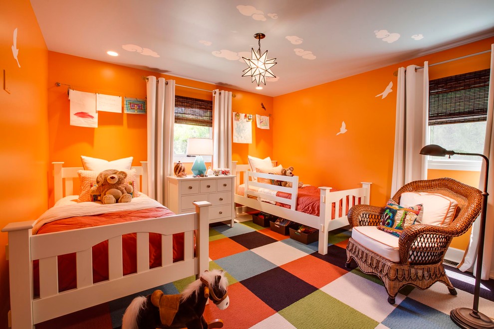 Стильный дизайн: нейтральная детская среднего размера в современном стиле с спальным местом, оранжевыми стенами, ковровым покрытием и разноцветным полом для ребенка от 4 до 10 лет - последний тренд