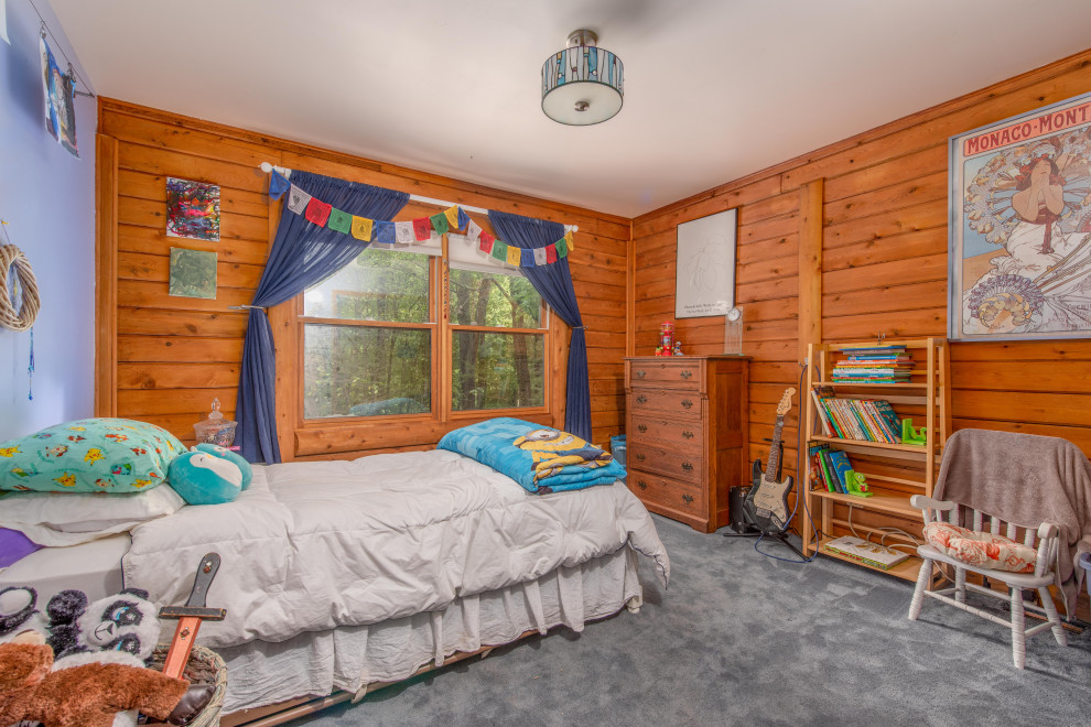 Bild på ett rustikt pojkrum kombinerat med sovrum, med bruna väggar, heltäckningsmatta och grått golv