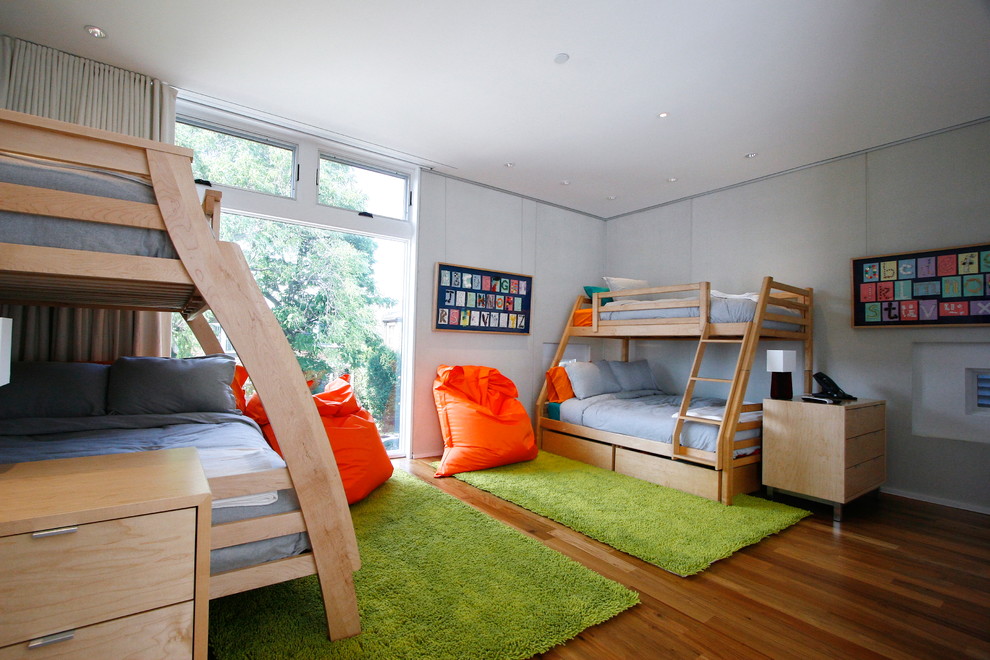 Inspiration pour une chambre d'enfant de 4 à 10 ans design de taille moyenne avec un mur gris, un sol en bois brun et un lit superposé.
