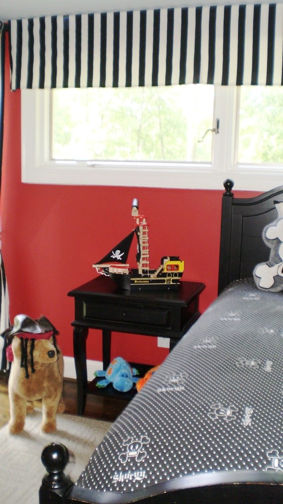 Idéer för ett mellanstort klassiskt pojkrum kombinerat med sovrum och för 4-10-åringar, med röda väggar och mörkt trägolv