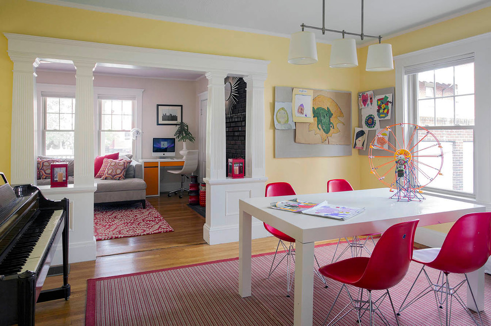 Idées déco pour une chambre d'enfant de 4 à 10 ans contemporaine de taille moyenne avec un mur jaune et parquet clair.