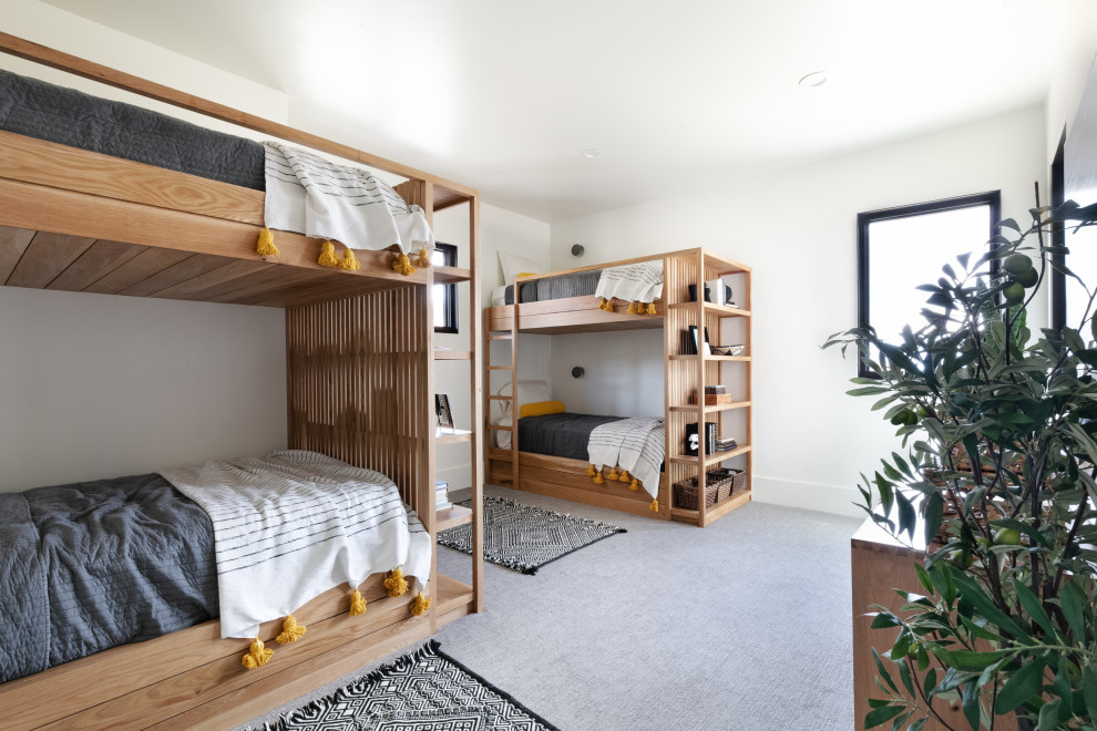 Idéer för att renovera ett funkis könsneutralt barnrum kombinerat med sovrum och för 4-10-åringar, med vita väggar, heltäckningsmatta och grått golv