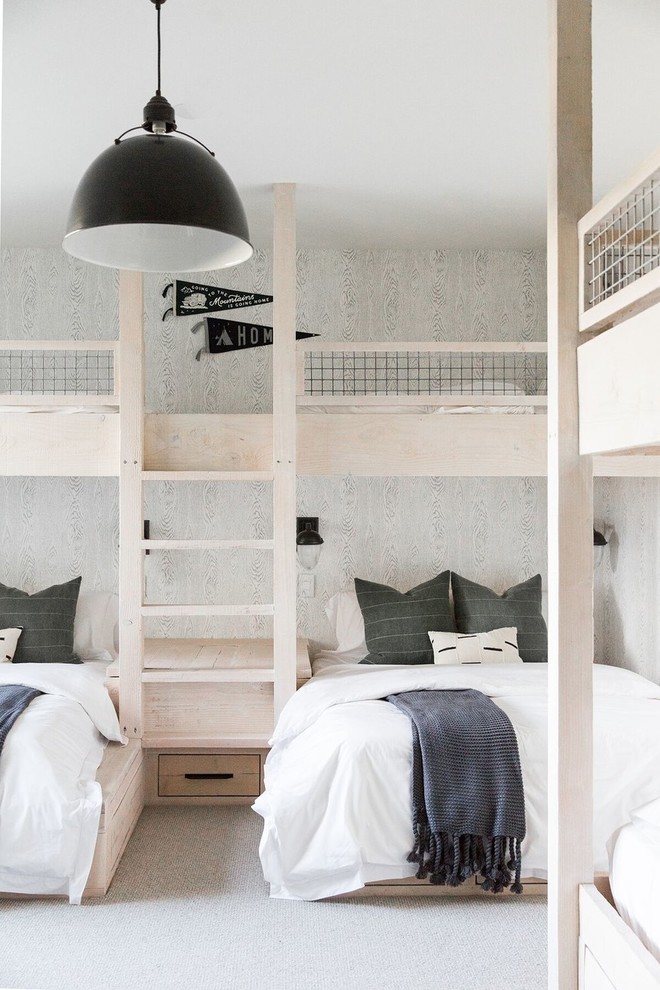 Diseño de dormitorio infantil campestre grande con moqueta, suelo gris y paredes grises