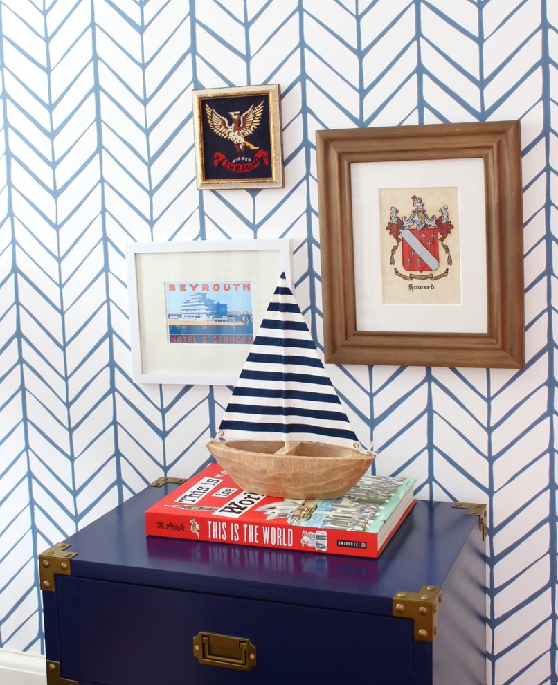 Ispirazione per una cameretta da letto stile marinaro con pareti blu e pavimento in legno massello medio