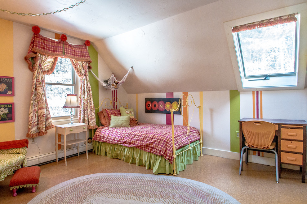 Exemple d'une chambre d'enfant de 4 à 10 ans moderne de taille moyenne avec un mur blanc, un sol en liège et un sol marron.