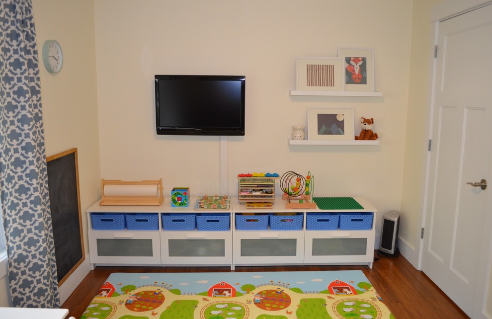 シアトルにある低価格の小さなトランジショナルスタイルのおしゃれな子供部屋 (ベージュの壁、無垢フローリング、茶色い床) の写真