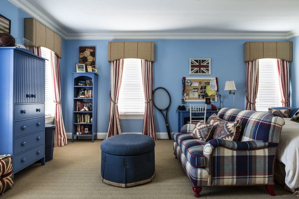 Modelo de dormitorio infantil tradicional con paredes azules y suelo beige