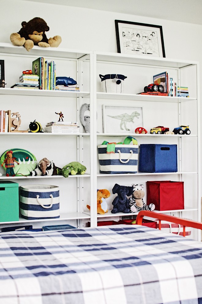 На фото: детская среднего размера в стиле неоклассика (современная классика) с спальным местом, белыми стенами, ковровым покрытием и бежевым полом для ребенка от 1 до 3 лет, мальчика с
