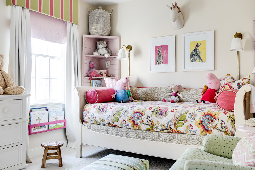 リッチモンドにあるトラディショナルスタイルのおしゃれな子供部屋 (ベージュの壁、カーペット敷き、児童向け、ベージュの床) の写真