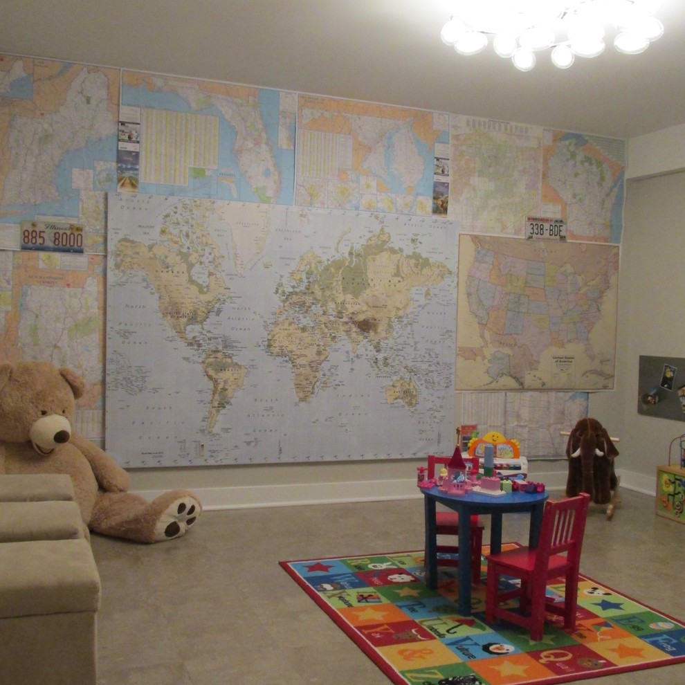 Foto på ett mellanstort eklektiskt könsneutralt småbarnsrum kombinerat med lekrum, med grå väggar