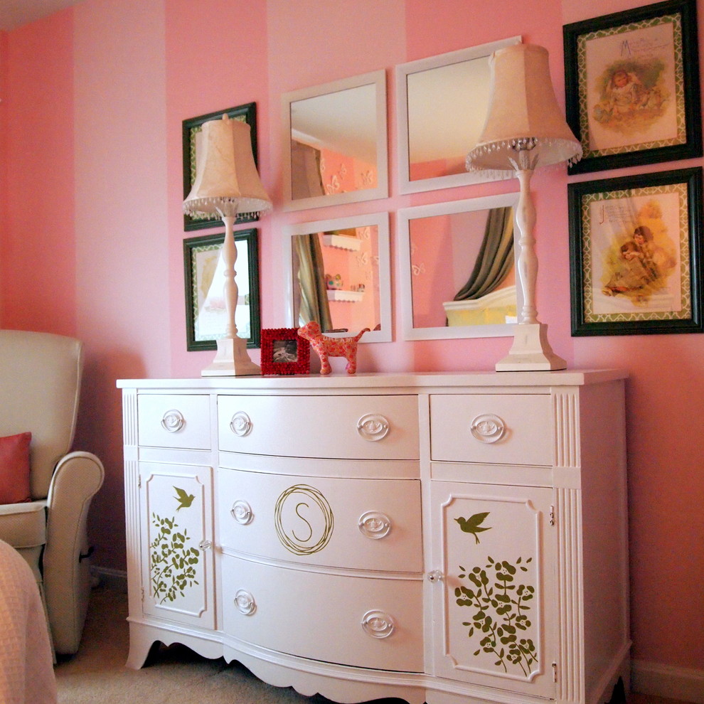 Foto di una cameretta da bambina tradizionale con pareti rosa e moquette