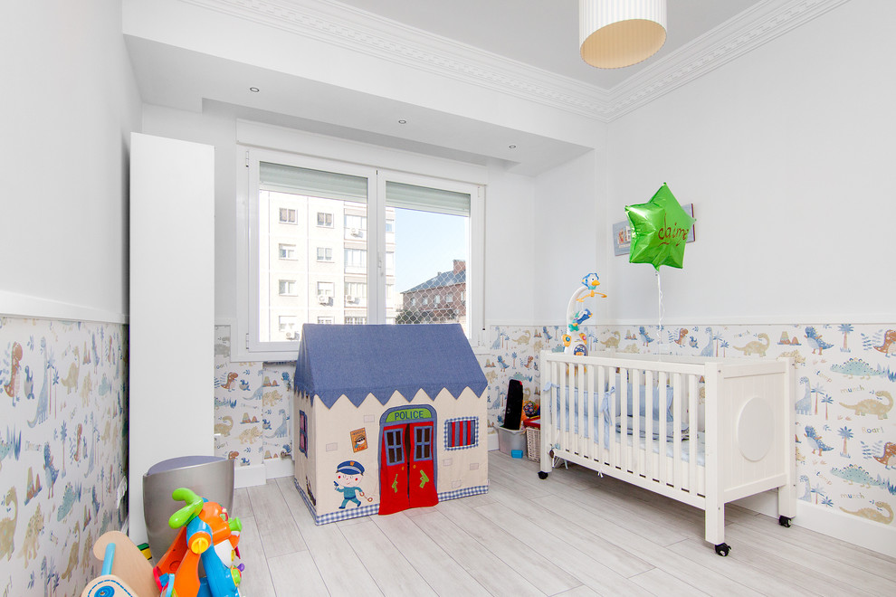 Пример оригинального дизайна: нейтральная детская среднего размера в стиле неоклассика (современная классика) с спальным местом, разноцветными стенами и деревянным полом для ребенка от 1 до 3 лет