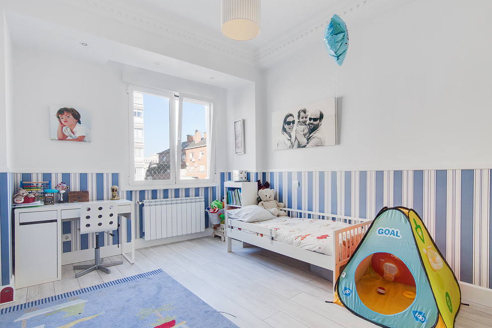 Стильный дизайн: детская среднего размера в стиле неоклассика (современная классика) с спальным местом, синими стенами и светлым паркетным полом для ребенка от 4 до 10 лет, мальчика - последний тренд