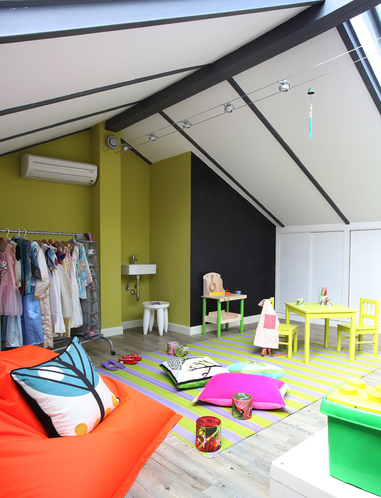 Imagen de dormitorio infantil de 1 a 3 años bohemio grande con paredes multicolor y suelo de madera pintada