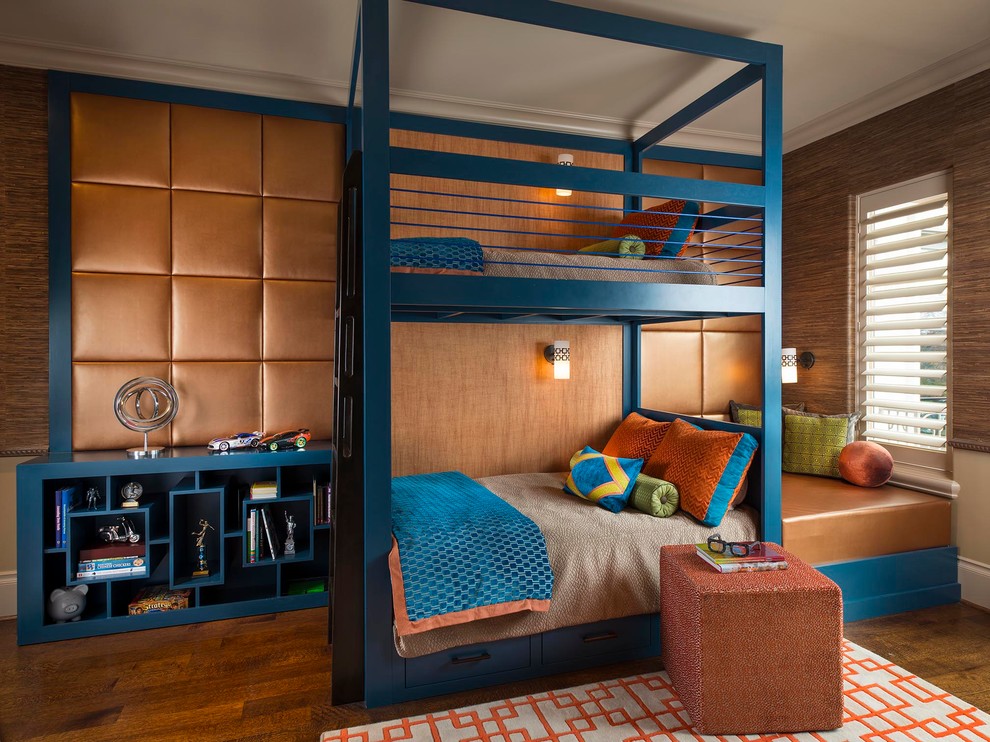 Klassisches Kinderzimmer mit Schlafplatz, braunem Holzboden und brauner Wandfarbe in Dallas