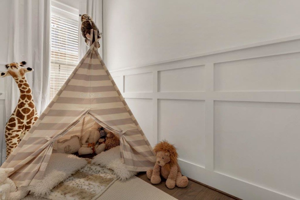 Inspiration för lantliga könsneutrala småbarnsrum kombinerat med lekrum, med vita väggar och mellanmörkt trägolv