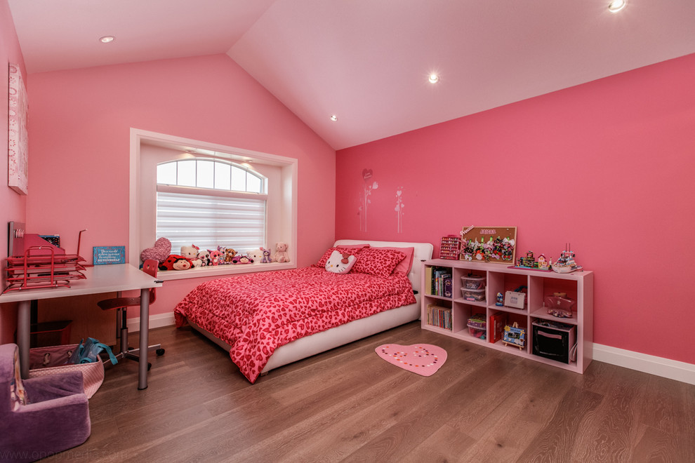 На фото: детская в современном стиле с спальным местом, розовыми стенами, паркетным полом среднего тона и коричневым полом для ребенка от 4 до 10 лет, девочки