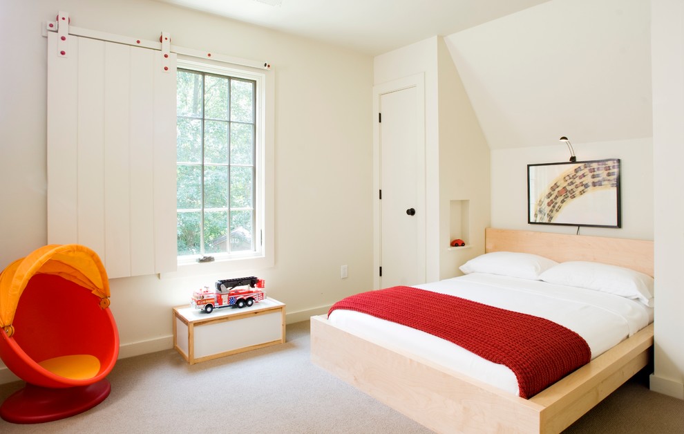 Imagen de dormitorio infantil de 4 a 10 años clásico renovado pequeño con paredes blancas y moqueta